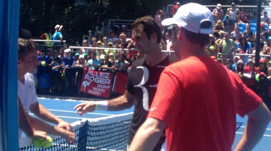 Tipps vom Maestro: Johan Nikles durfte mit Roger Federer trainieren.