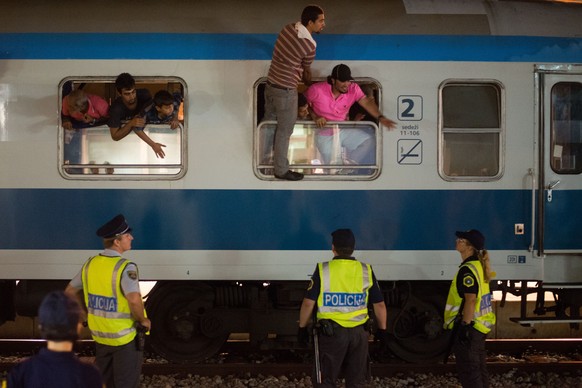 Keinen Anschluss mehr: Slowenien stellt die Zugverbindung mit Kroatien vorübergehend ein – Asylsuchende schauen aus einem Zug an der slowenisch-kroatischen Grenze.