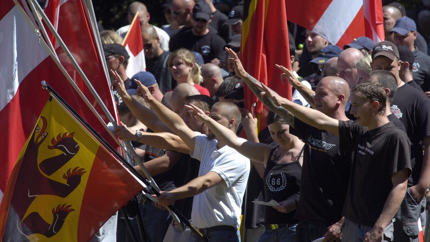 Rund 300 rechtsgesinnte, organisiert von der Pnos, pilgern am Sonntag, 5. August 2007 auf das Ruetli um den vergangenen 1. August nachzuholen. Mit dem absingen der alten Schweizer Hymne und dem Ruetli ...