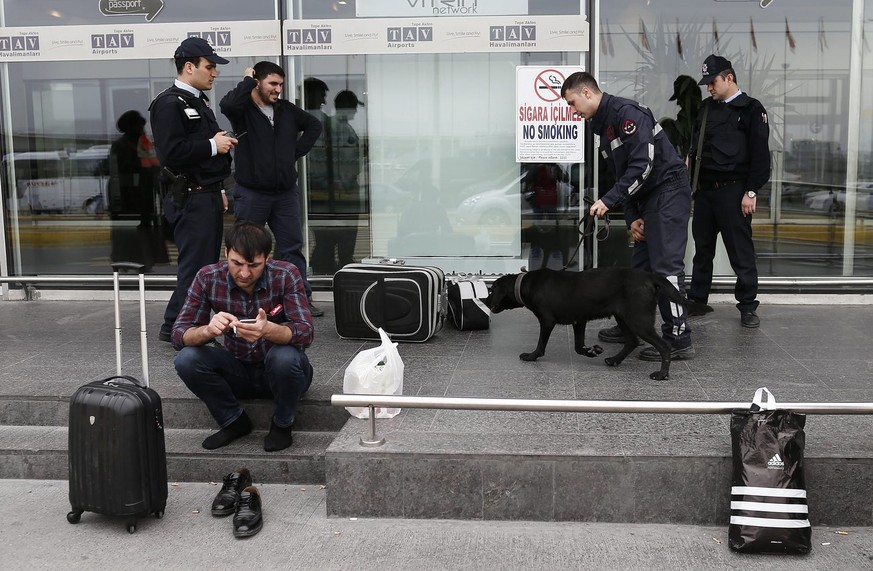 Sicherheitskontrolle vor dem Istanbuler Flughafen Atatürk (23.03.2016).