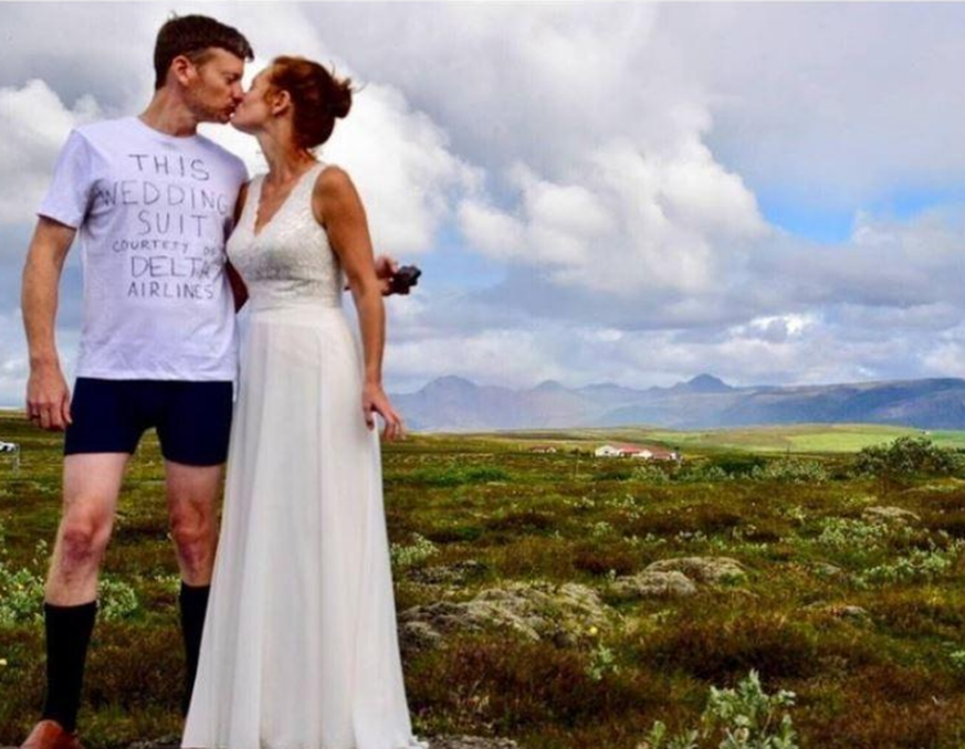 Protest gegen Koffer-Schlamperei: «Dieser Hochzeitsanzug ist eine Aufmerksamkeit von Delta Airlines», so der Bräutigam.&nbsp;
