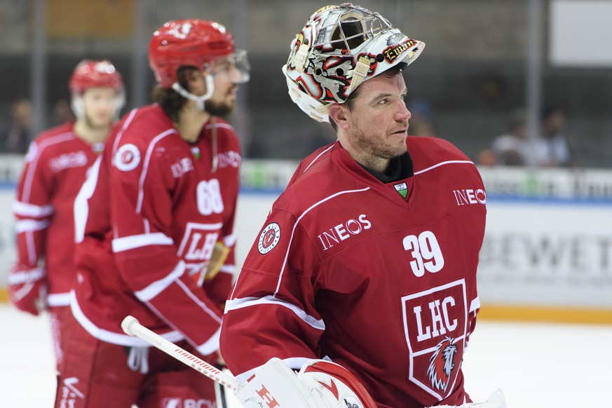 Le gardien lausannois Cristobal Huet, droite, montre sa deception a la fin du match du championnat suisse de hockey sur glace de National League LNA, entre le Lausanne Hockey Club, LHC, et le Geneve-S ...