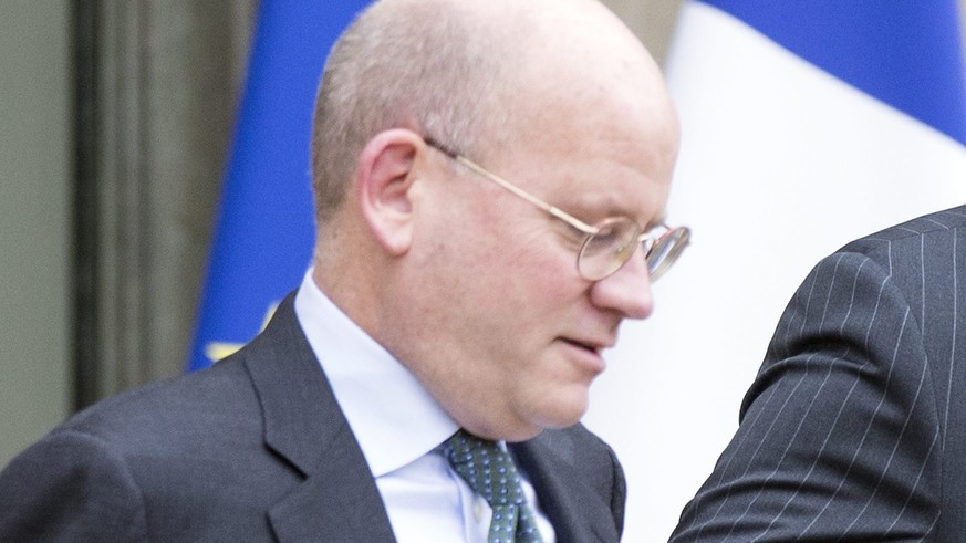 epa04229116 General Electric (GE) CEO Jeffrey Immelt (R) and GE Corporate Business Director John Flannery (L) leave the Elysee Palace after a meeting with French President Francois Hollande in Paris,  ...