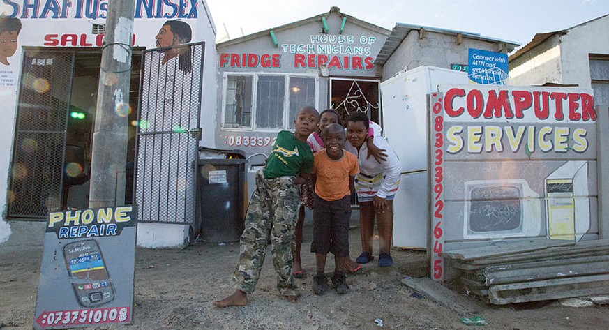 Joe Slovo Park in Cape Town, Südafrika: Handy- und Computershops gibt es inzwischen vielerorts in Afrika. Doch gibt es auch Internet?