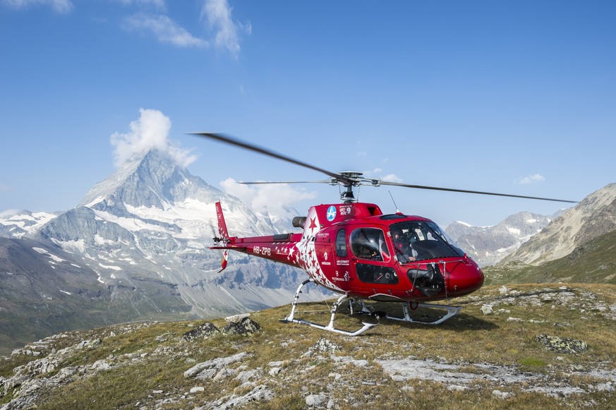 The helicopter HB-ZPB Ecureuil A350 of Air Zermatt AG with the Matterhorn mountain in the background, in Zermatt, Switzerland, Friday, July 17, 2015. (KEYSTONE/Dominic Steinmann)