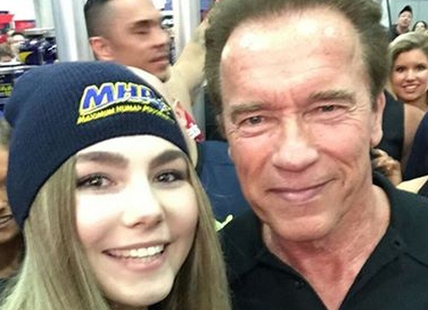 Das «stärkste Mädchen der Welt» trifft den ehemals «stärksten Mann der Welt»: Bankdrückerin und Kreml-Botschafterin Mariana Naumowa auf Tuchfühlung mit Arnold Schwarzenegger.