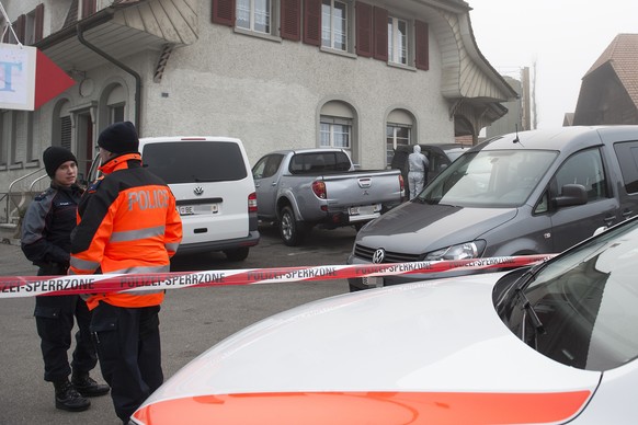 Die Polizei ermittelt am Tatort in Laupen am 18. Dezember: Jetzt gibt es neue Hinweise.
