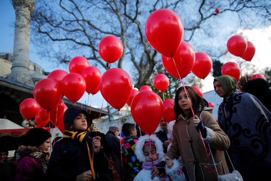 Children hold balloons during a demonstration in solidarity with the children of Syrian city of Aleppo, in Istanbul, Turkey, December 18, 2016. REUTERS/Murad Sezer