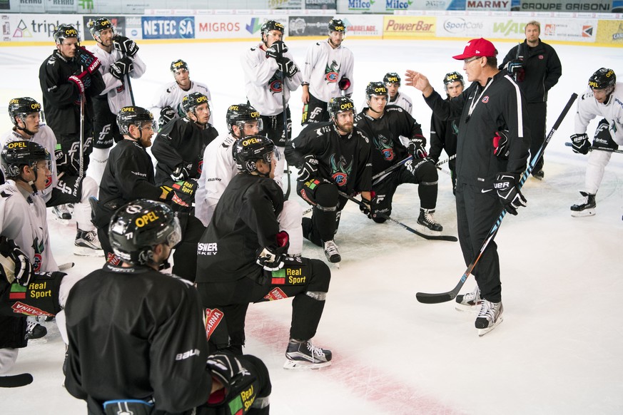 Larry Huras, le nouvel entraineur du HC Fribourg-Gotteron, a droite avec une casquette rouge, prend la parole, lors d&#039;un entrainement avec sa nouvelle equipe, ce lundi, 26 septembre 2016, a la pa ...