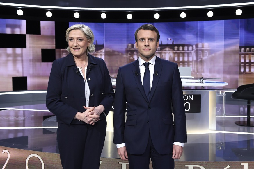 epa05942515 French presidential election candidate for the far-right Front National (FN) party, Marine Le Pen (L) and French presidential election candidate for the En Marche ! movement, Emmanuel Macr ...