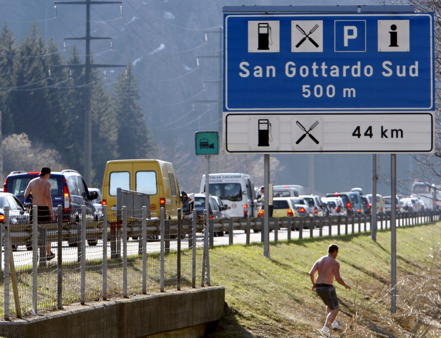 Stau am Gotthard: Während sich die Delegierten der Grünliberalen in Näfels GL mit einer zweiten Röhre befassten, staute sich am Gotthard der vorösterliche Verkehr – zeitweise bis 11 Kilometer.