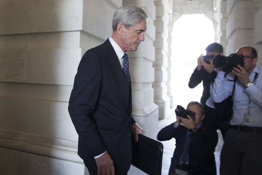 epa06294456 (FILE) - Special Counsel and Former FBI Director Robert Mueller (C) leaves after briefing members of the Senate Judiciary Committee on the investigation into Russia&#039;s interference in  ...