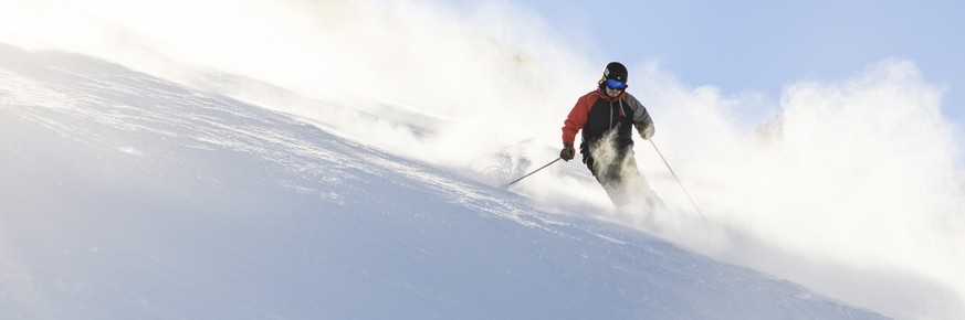Skifahrer und Snowboarder auf der Piste am ersten Wochenende der diesjaehrigen Wintersportsaison, fotografiert am Sonntag, 4. Dezember 2016 in Saas-fee. (KEYSTONE/Manuel Lopez)