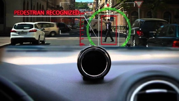 Die Software von Mobileye erkennt zum Beispiel Fussgänger und warnt den Fahrer, beziehungsweise löst selbst das Bremsmanöver aus.