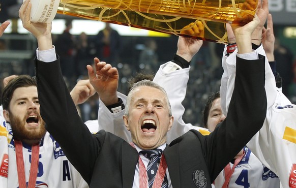 ZSC Trainer Bob Hartley stemmt den Meisterpokal nach dem siebten Playoff-Finalspiel der National League A zwischen dem SC Bern und den ZSC Lions am Dienstag, 17. April 2012 in der Postfinance-Arena in ...