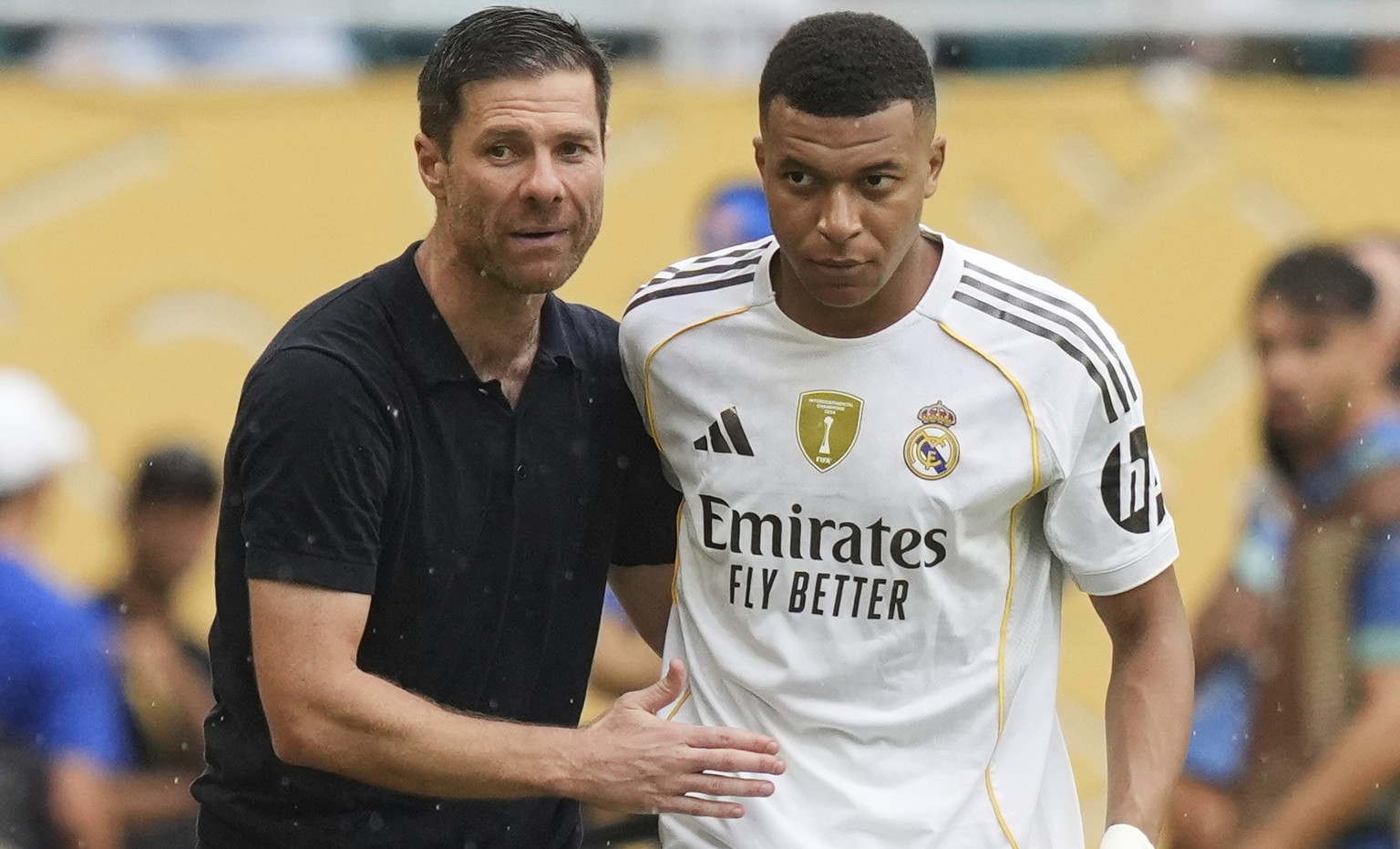 Nachrichten Linkding Real Madrid manager Xabi Alonso, left, instructs Kylian Mbappe before his substitution during the Club World Cup round of 16 soccer match between Real Madrid and Juventus in Miami Gardens, Fla., Tuesd ...