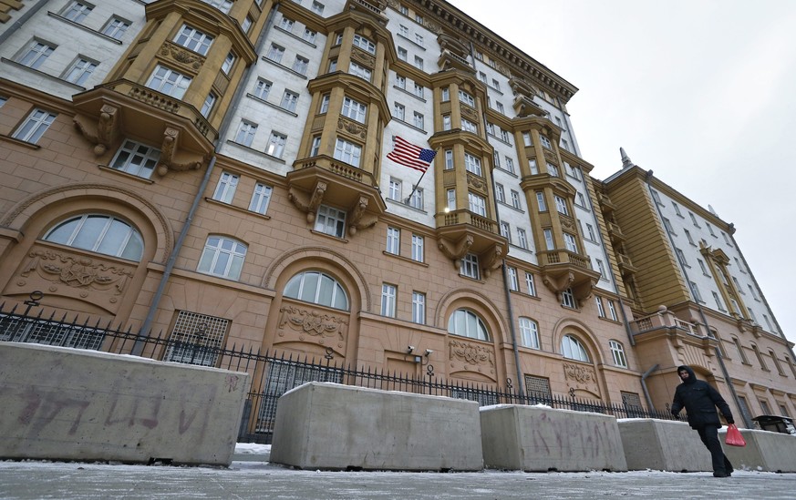 epa05691490 A man passes by the Embassy of the United States of America in Moscow, Russia, 30 December 2016. Russia is expected to announce counter-measures in response to the US&#039; decision to exp ...