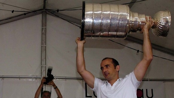 Der Torhueter der Ottawa Senators Martin &quot;Tinu&quot; Gerber praesentiert der Langnauer Bevoelkerung am Montag, 31. Juli 2006, in Langnau den NHL Stanleycup. Gerber gewann den Pokal mit den Caroli ...