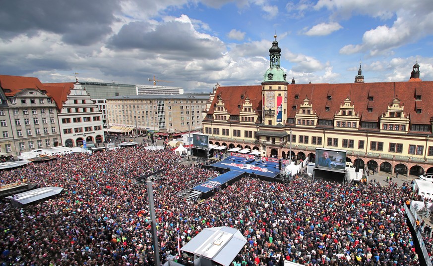 epa05310124 Fans of RB Leipzig celebrating their team&#039;s acent to the first Bundesliga on the market square in Leipzig, Germany, 16 May 2016. EPA/JAN WOITAS