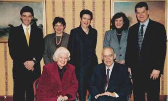 Die&nbsp;Familie Burkard. Wichtige Akteure: Sohn&nbsp;Urs Burkard (hinten links), sowie Romuald Burkard (vorne rechts) und seine Frau Franziska Burkard&nbsp;(vorne links).