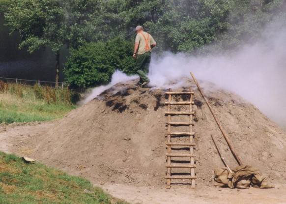 Ein Köhler auf seinem Kohlemeiler.

https://de.wikipedia.org/wiki/K%C3%B6hler#/media/File:Kohlenmeiler_Hagen_2004.jpg