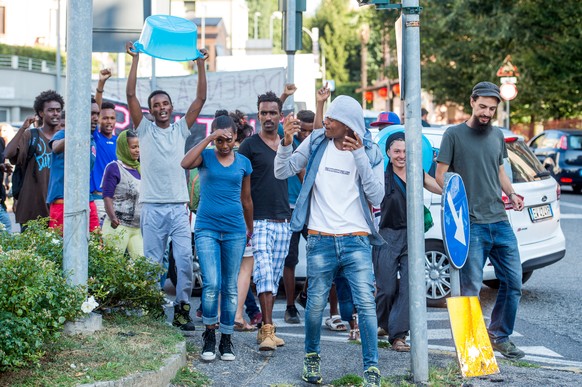 Migranten und Aktivisten demonstrieren fuer die Oeffnung der Schweizer Grenze in Ponte Chiasso, Italien am Mittwoch, 7. September 2016. Die Migranten demonstrieren gegen Gewalt von Beamten und verlang ...