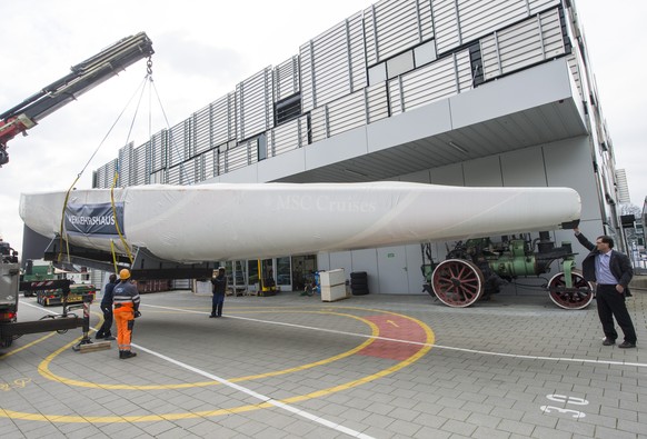 Das Hauptobjekt der Ausstellung kommt an.