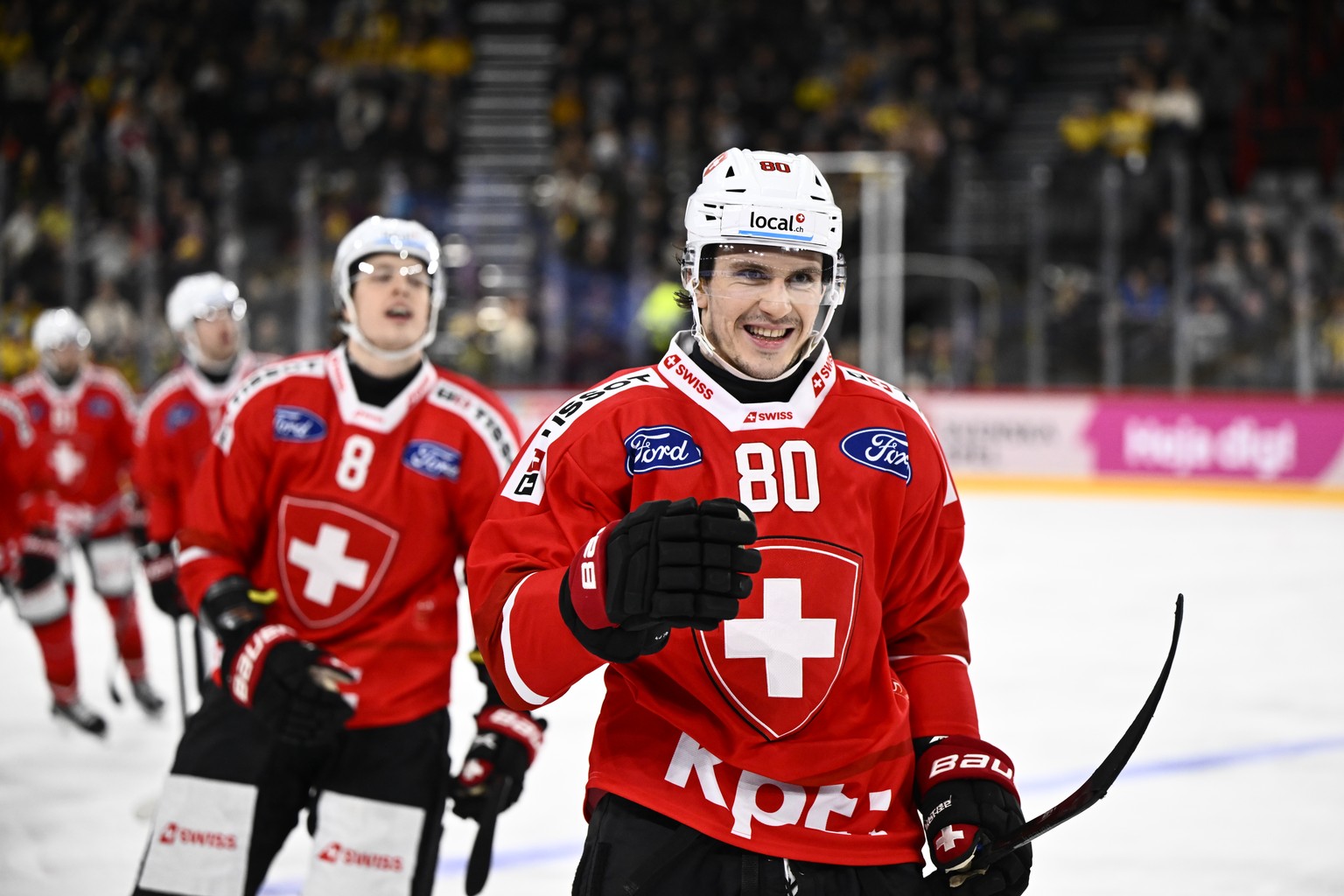 Nachrichten Linkding epa11883082 Switzerland's Nicolas Baechler celebrates after a 1-1 draw during the Beijer Hockey Games match between Sweden and Switzerland at Avicii Arena in Stockholm, Sweden, 08 February 2025.  ...