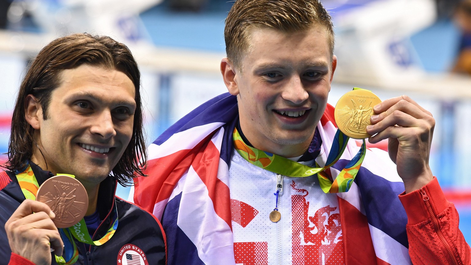 epa05463881 Bronze medalist Cody Miller of USA (L) and gold medalist Adam Peaty of Great Britain (R) smile with their medals during the medal ceremony for the men&#039;s 100m Breastroke final of the R ...