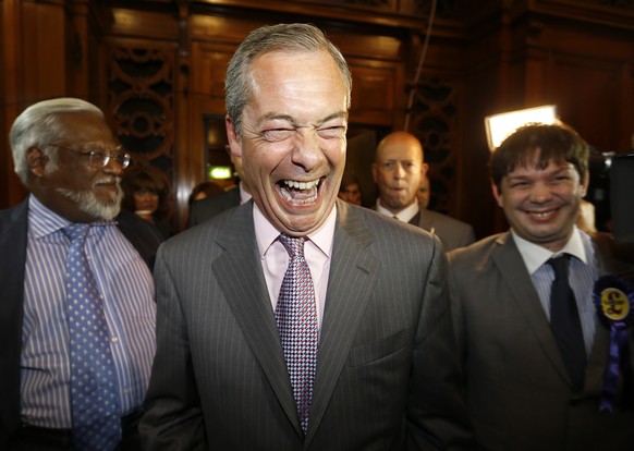 Der englische Rechtspopulist Nigel Farage jubelt. Seine europafeindliche Partei UKIP wird die stärkste Kraft Grossbritanniens.