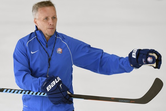 Der Schwede Hans Wallson, neuer Trainer der ZSC Lions beim ersten Mannschaftstraining der Lions zur kommenden Saison auf der Kunsteisbahn Oerlikon in Zuerich am Montag, 1. August 2016. (KEYSTONE/Walte ...