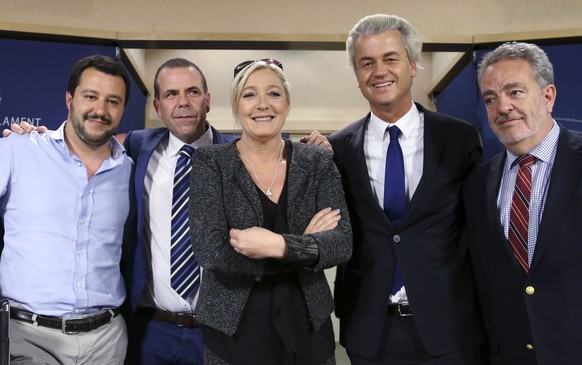 Salvini (links) beim Schulterschluss mit Europas Rechtsextremen.
