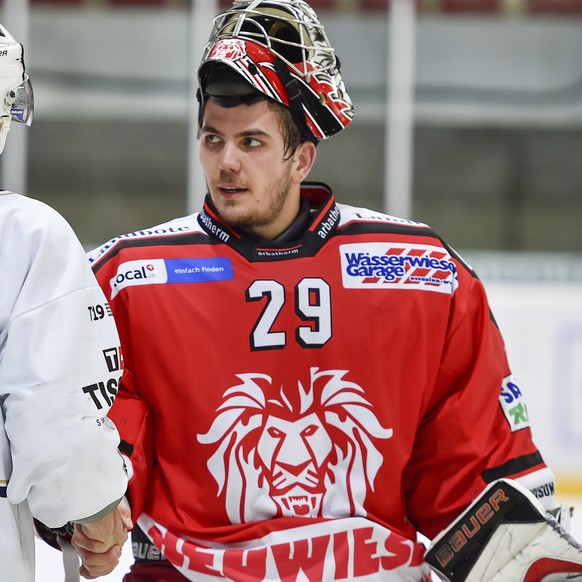 02.01.2016; Winterthur; Eishockey NLB - EHC Winterthur - HC La Chaux-de-Fonds; Michael Neininger (La Chaux-de-Fonds) und Torhueter Remo Oehninger (Winterthur). (Martin Meienberger/freshfocus)