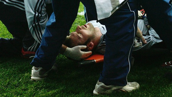 Chelsea&#039;s goalkeeper Petr Cech is placed on a stretcher after being injured during a challenge by Reading&#039;s Stephen Hunt during their English Premier League soccer match at the Madejski Stad ...