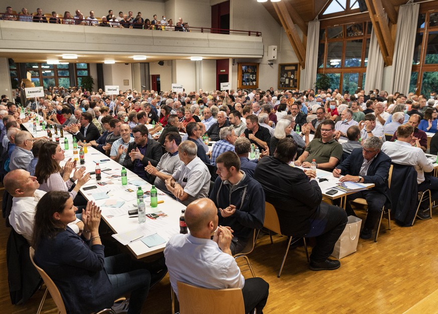Die Delegierten applaudieren einem Redner an einer ausserordentlichen Delegiertenversammlung zur Wahl des neuen Praesidenten der SVP des Kantons Bern, am Dienstag, 6. Juli 2021 in Belp. (KEYSTONE/Ales ...