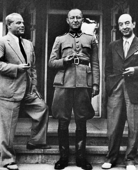 Nachrichten Linkding Baron Luigi Parilli, Italien, rechts, Max Husmann, links, und Major Max Waibel, Mitte, im Jahr 1945 auf dem Landgut "Dorenbach" bei Luzern. Als Privatpersonen ergriffen sie im Februar 1945 d ...