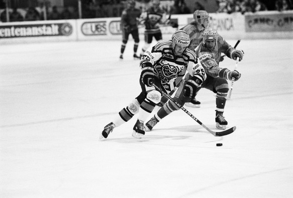 Impressionen aus der Playoff-Serie zwischen Lugano und Davos 1988: Der Luganesi Kenta Johansson lässt den Davoser Daniele Paganini alt aussehen.&nbsp;