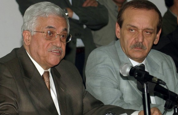 Mahmud Abbas (links) und Jassir Abed Rabbo nach einer Sitzung des Exekutivkomitees der PLO in Ramallah (2004).