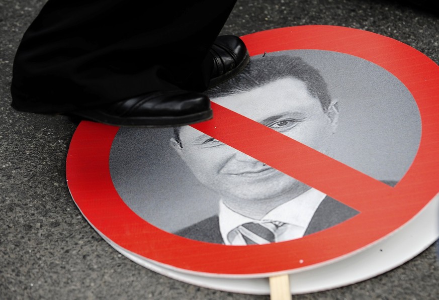 Ministerpräsident Nikola Gruevski wird mit Füssen getreten.