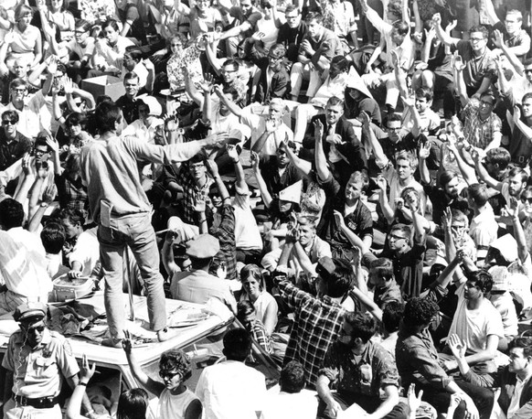 Auch das ist Berkeley: Studenten der Free-Speech-Bewegung umringen einen Polizeiwagen, in dem einer der ihren festgehalten wird (2. Oktober 1964).