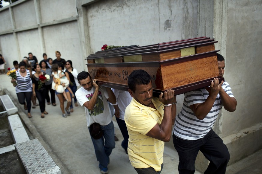 Portoviejo: Angehörige tragen ein Erdbeben-Opfer zu Grabe. &nbsp;