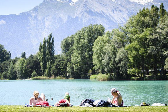 Menschen geniessen das warme Wetter, am Erholungsort Le Domaine des Iles, in Sion, am Donnerstag 23. Juni 2016. Unter strahlender Sonne gab es im ganzen Land verbreitet einem Hitzetag. In Sion wurden  ...