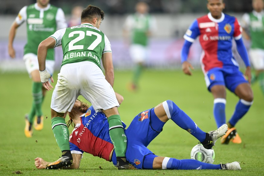 Der St. Galler Albian Ajeti, oben, und Basels Michael Lang, im Fussball Super League Spiel zwischen dem FC St. Gallen und dem FC Basel, am Mittwoch, 20. September 2017, im Kybunpark in St. Gallen. (KE ...