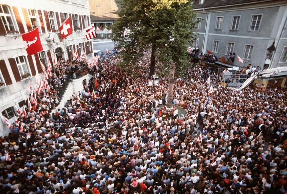 Zahlreiche Jurassier hoeren der Rede von Francois Lachat, jurassischer Minister der ersten Stunde, zu, am 24. September 1978 in Delemont an der Feier der Gruendung des Kantons Jura, nachdem das Result ...