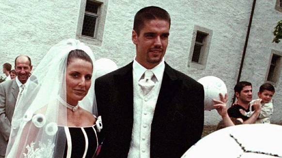 Im Schloss Lenzburg gaben sich am Pfingstsonntag, 11. Juni 2000 der Fussball-Torhueter des FC Basel Pascal Zuberbuehler (29) und die gebuertige Spanierin Beatriz Bernad (29) das Ja-Wort. (KEYSTONE/URS ...