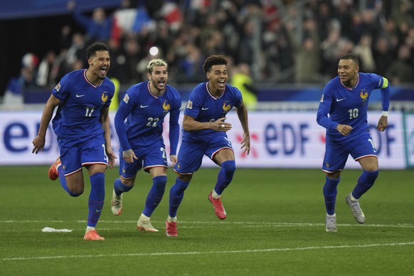 Nachrichten Linkding France players celebrate after winning the penalty shootout during the UEFA Nations League quarterfinal second leg soccer match between France and Croatia, at the Stade de France in Saint-Denis, outsi ...