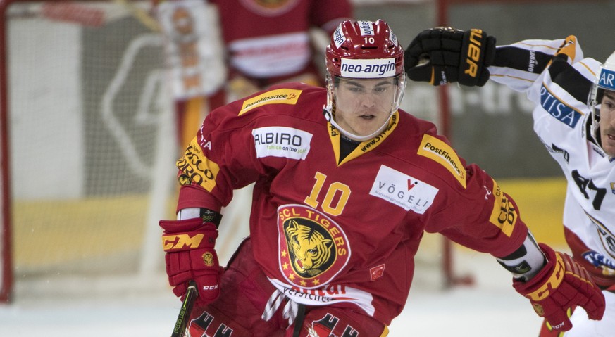 Tigers Ville Koistinen, links, kaempft um den Puck gegen Luganos Dario Buergler, rechts, waehrend dem Eishockey Meisterschaftsspiel der National League A zwischen den SCL Tigers und dem HC Lugano, am  ...