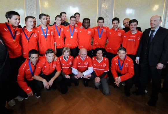 Même le conseiller fédéral Ueli Maurer et la Présidente du Conseil national Pascale Bruderer 

revêtent en 2009 un maillot de l’équipe pour honorer les champions du monde M17.