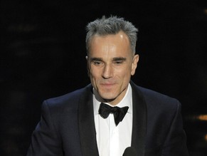 Daniel Day Lewis empfängt hier nicht den Ritterschlag, sondern einen Oscar.