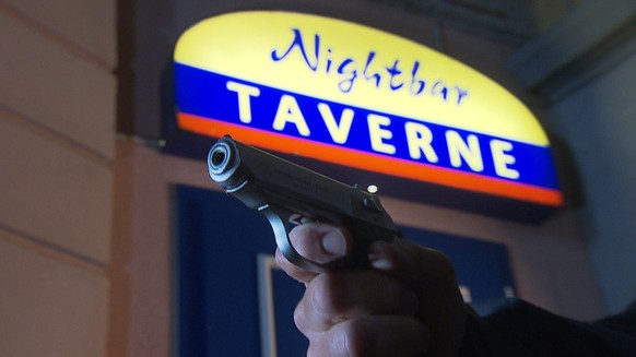 Schüsse vor der Taverne.